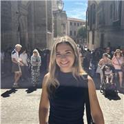Profesora de primaria imparte clases de apoyo